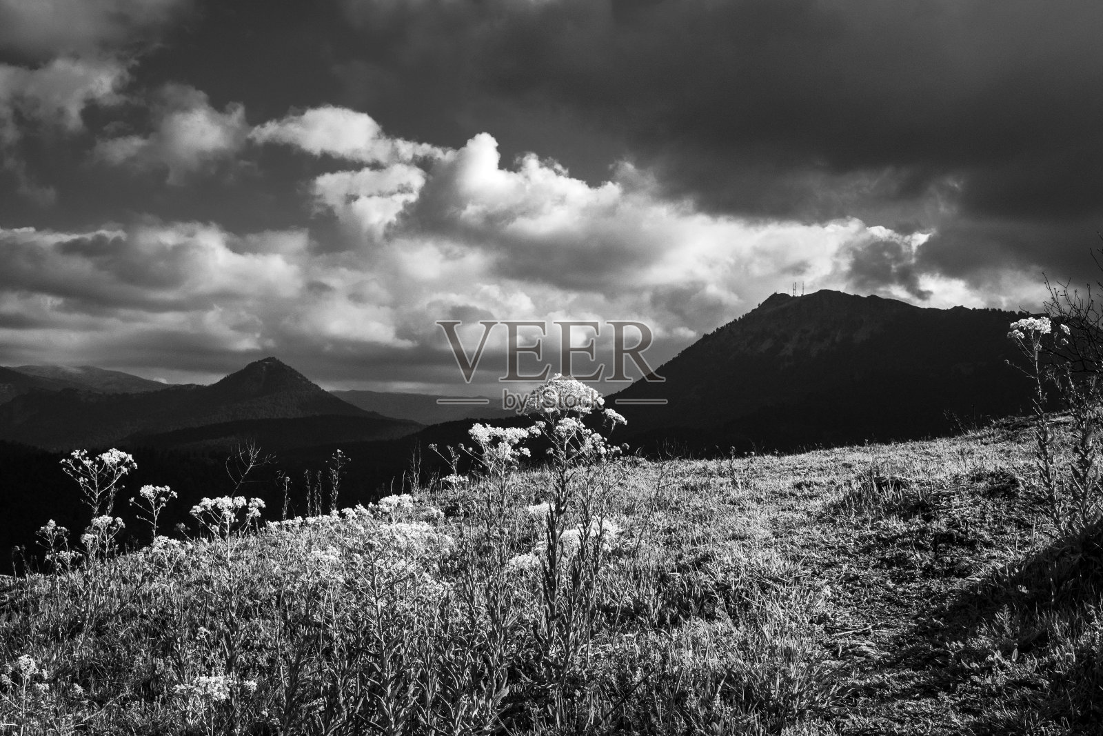 黑白的山景与戏剧性的天空和高对比度。照片摄影图片