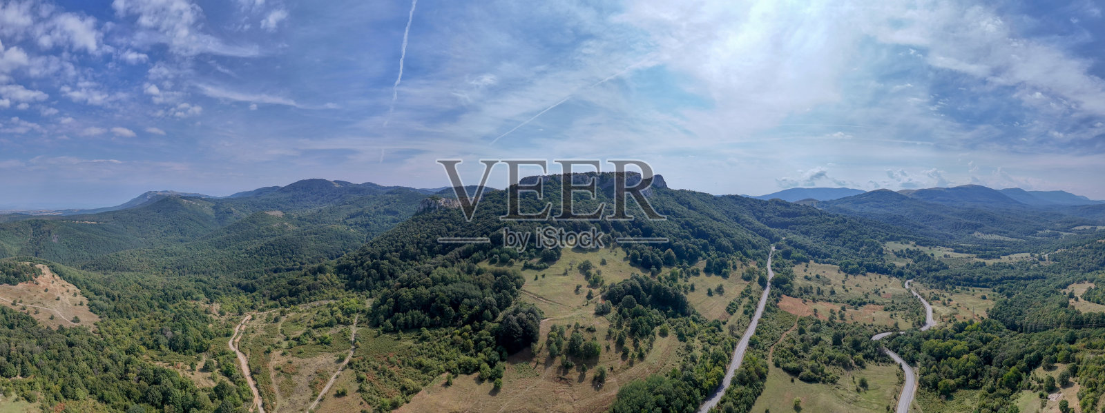 空中山景与山脉,森林和岩石全景照片摄影图片