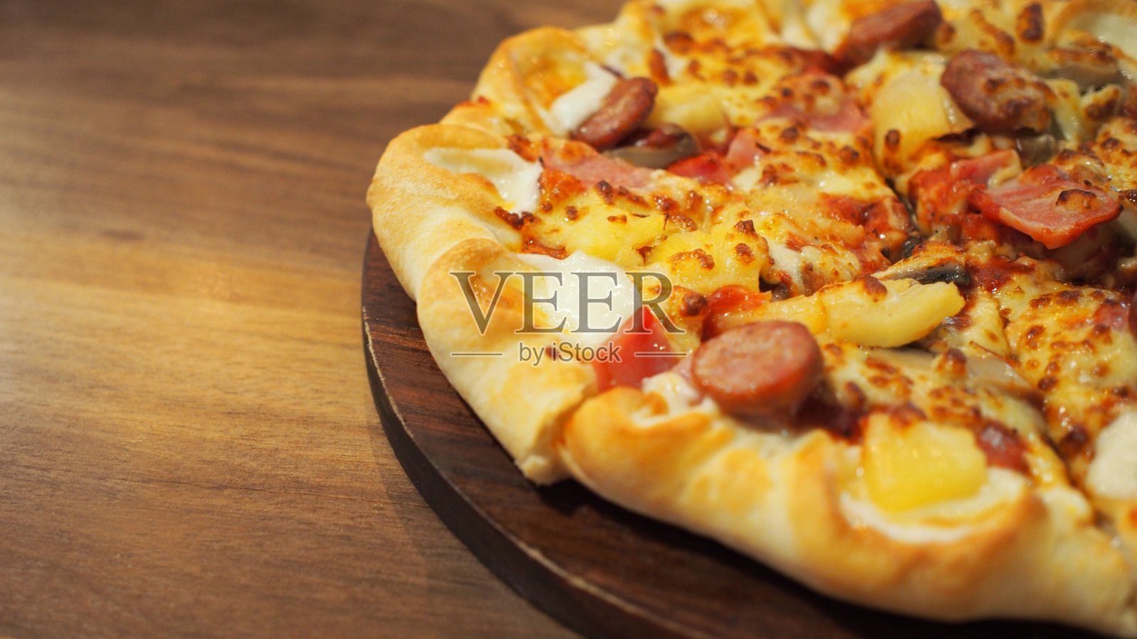 木制背景上的披萨用作插图、背景或复制空间照片摄影图片