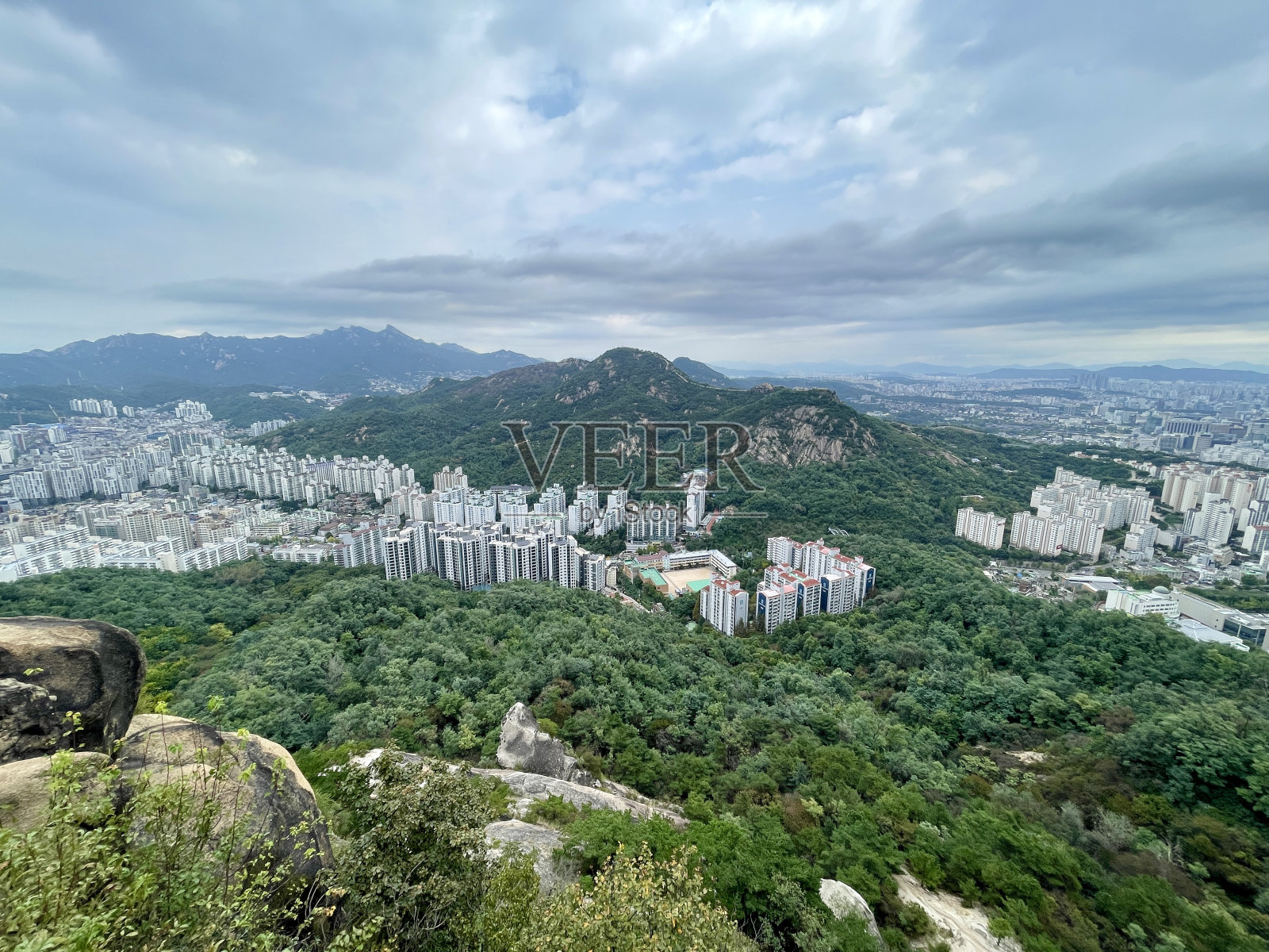 首尔的山和公寓照片摄影图片