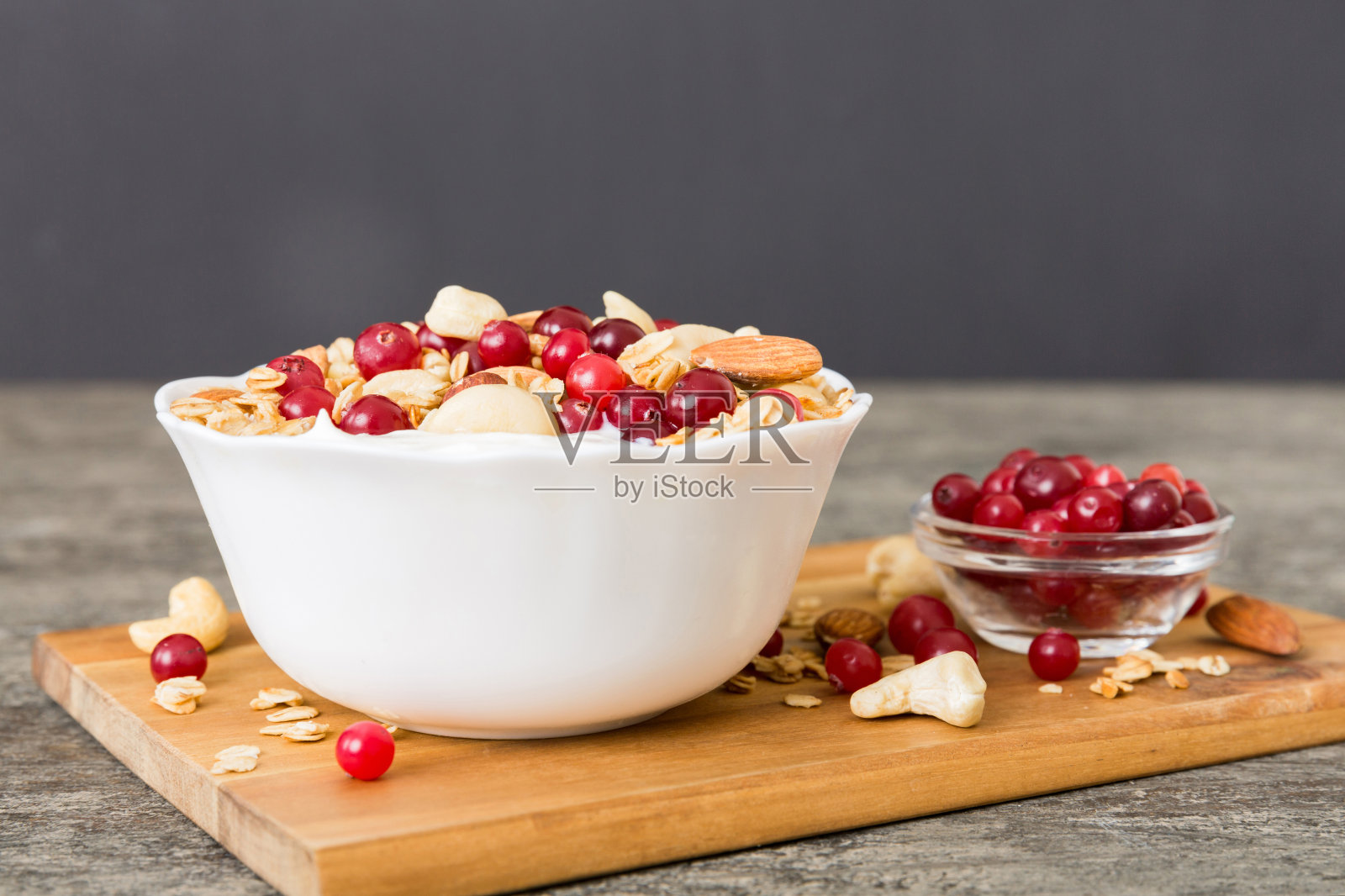 健康的早餐食物包括格兰诺拉麦片、酸奶、水果和坚果。早餐的甜点是干果糕照片摄影图片