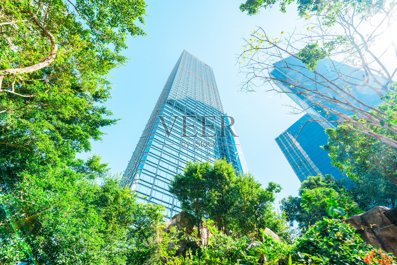 拥有现代化建筑的城市公园照片摄影图片