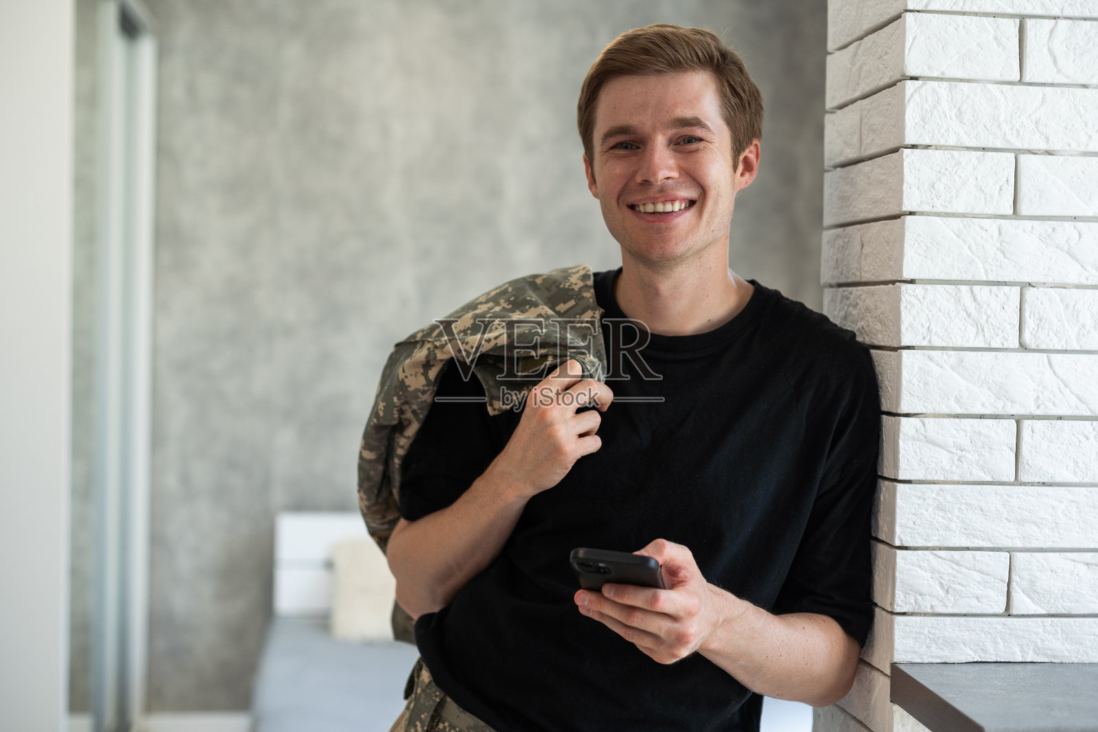 穿着制服的白人士兵的肖像,面带微笑照片摄影图片