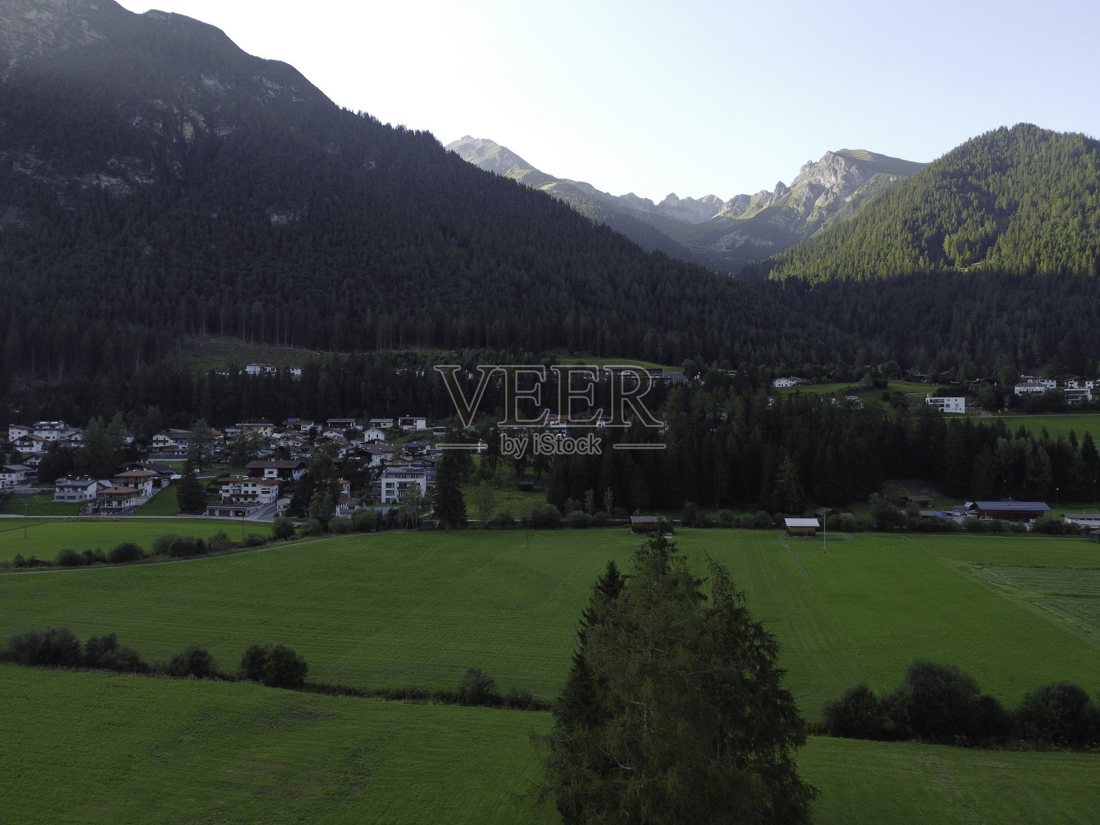 日落时分,奥地利布伦纳山口美丽的山峦和草地照片摄影图片
