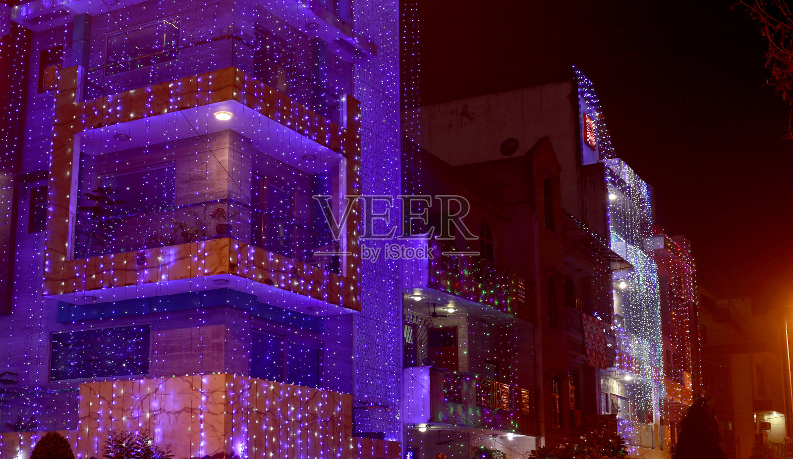 排灯节上被照亮的房屋建筑照片摄影图片