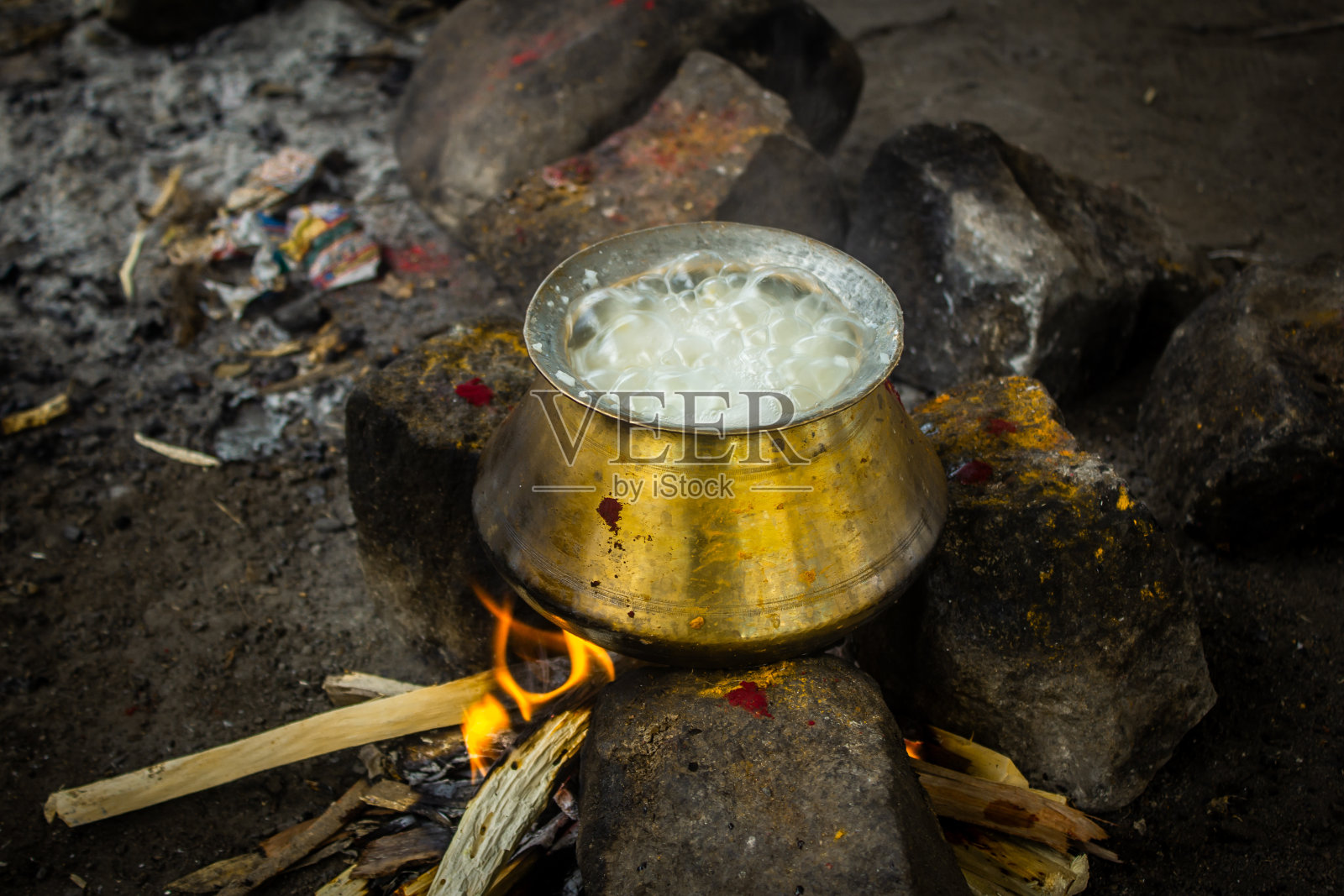 印度泰米尔纳德邦,在寺庙节日期间准备食物和供奉神灵的传统方式。聚焦一套器具。照片摄影图片