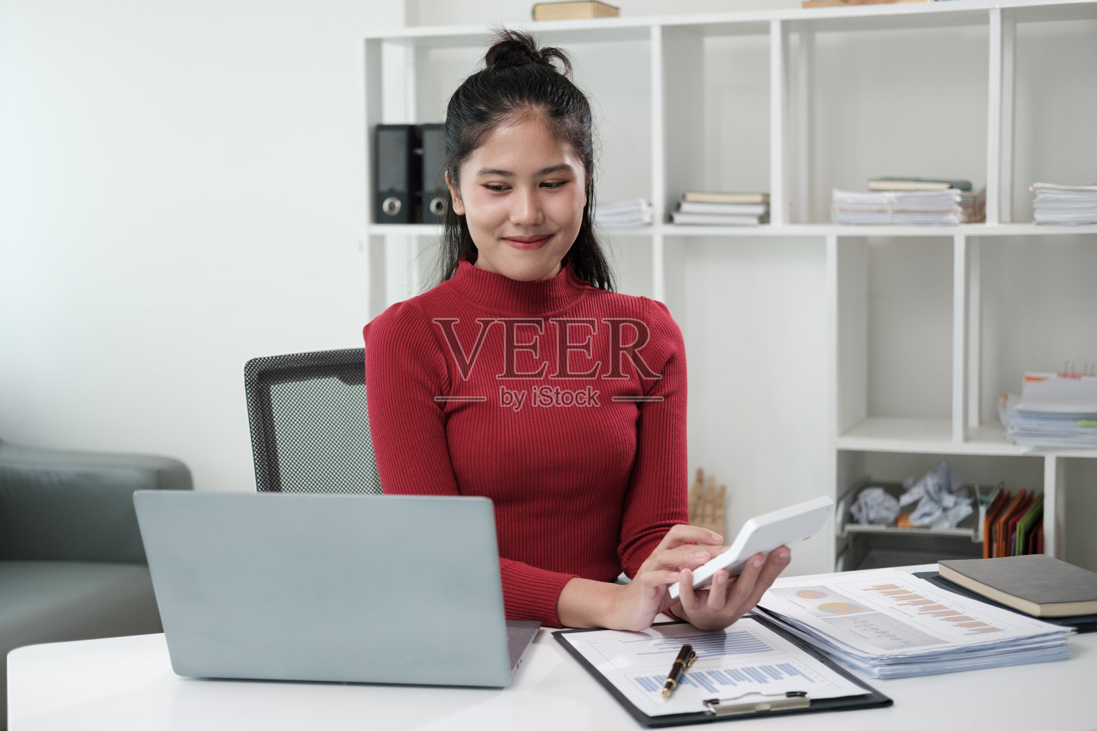 学生工作过程概念。年轻女子用通用设计笔记本电脑做大学项目。分析计划动手。照片摄影图片