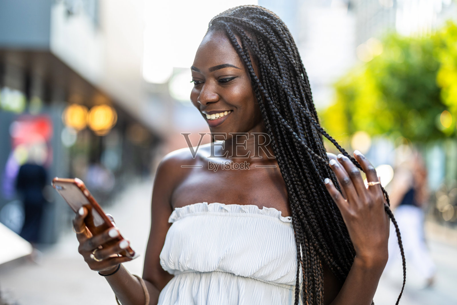 一位年轻女子在城市里使用手机的照片照片摄影图片