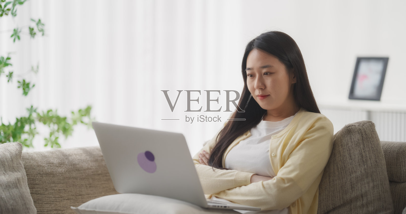 韩国女性专业人员远程工作,在笔记本电脑上掌握项目和在线协作,在家办公室参与战略规划和决策照片摄影图片