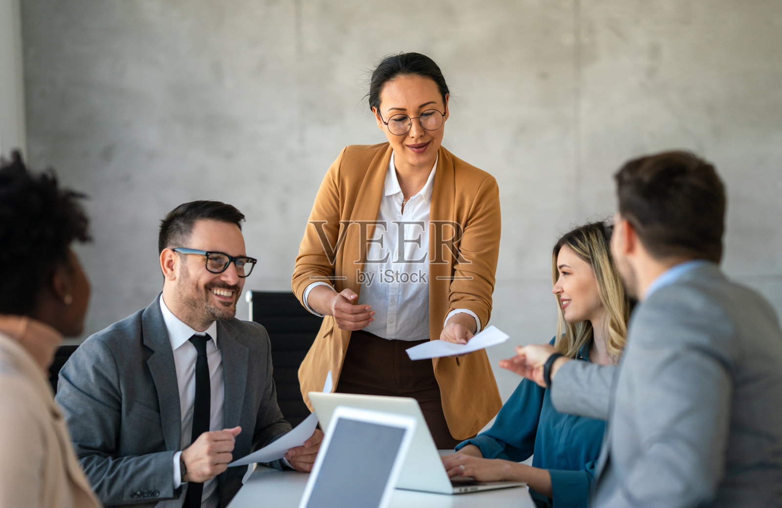 多民族企业家和商业人士在公司办公室实现目标的成功群体照片摄影图片