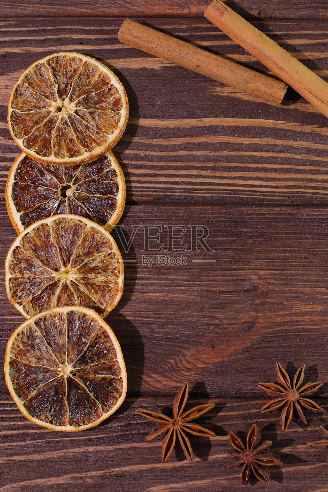 圣诞装饰,木制背景上的橙色肉桂茴香照片摄影图片