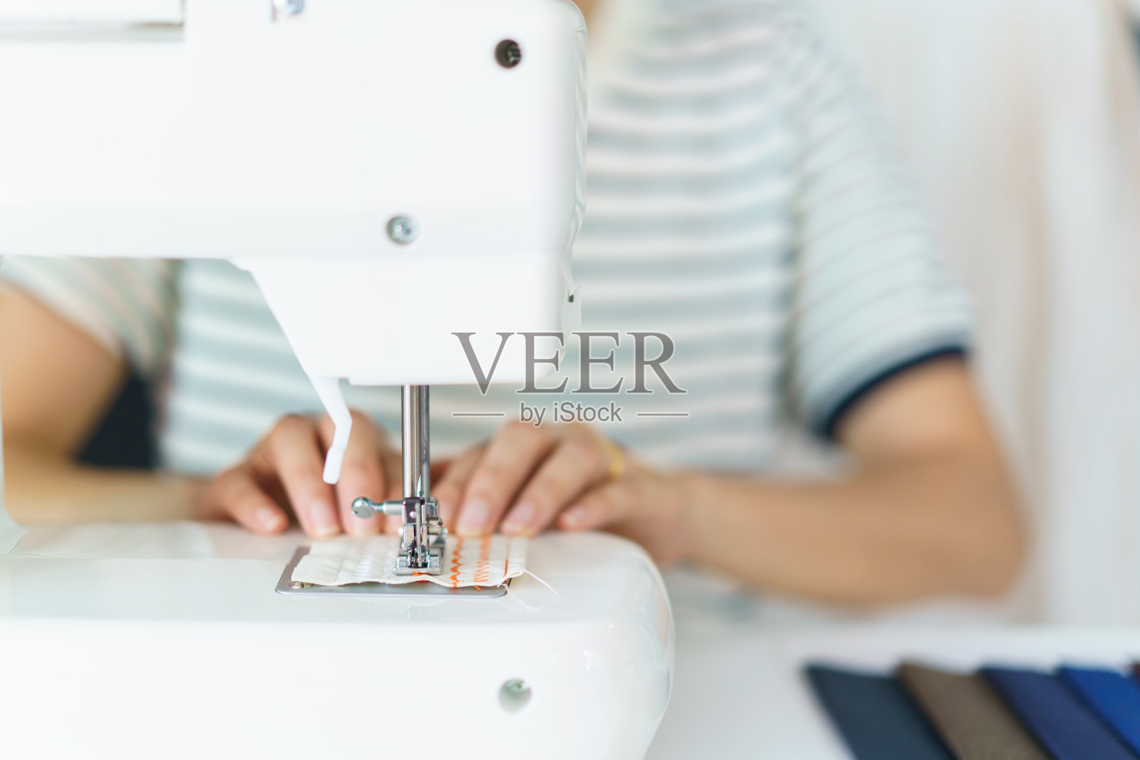 设计室的布料设计师。照片摄影图片