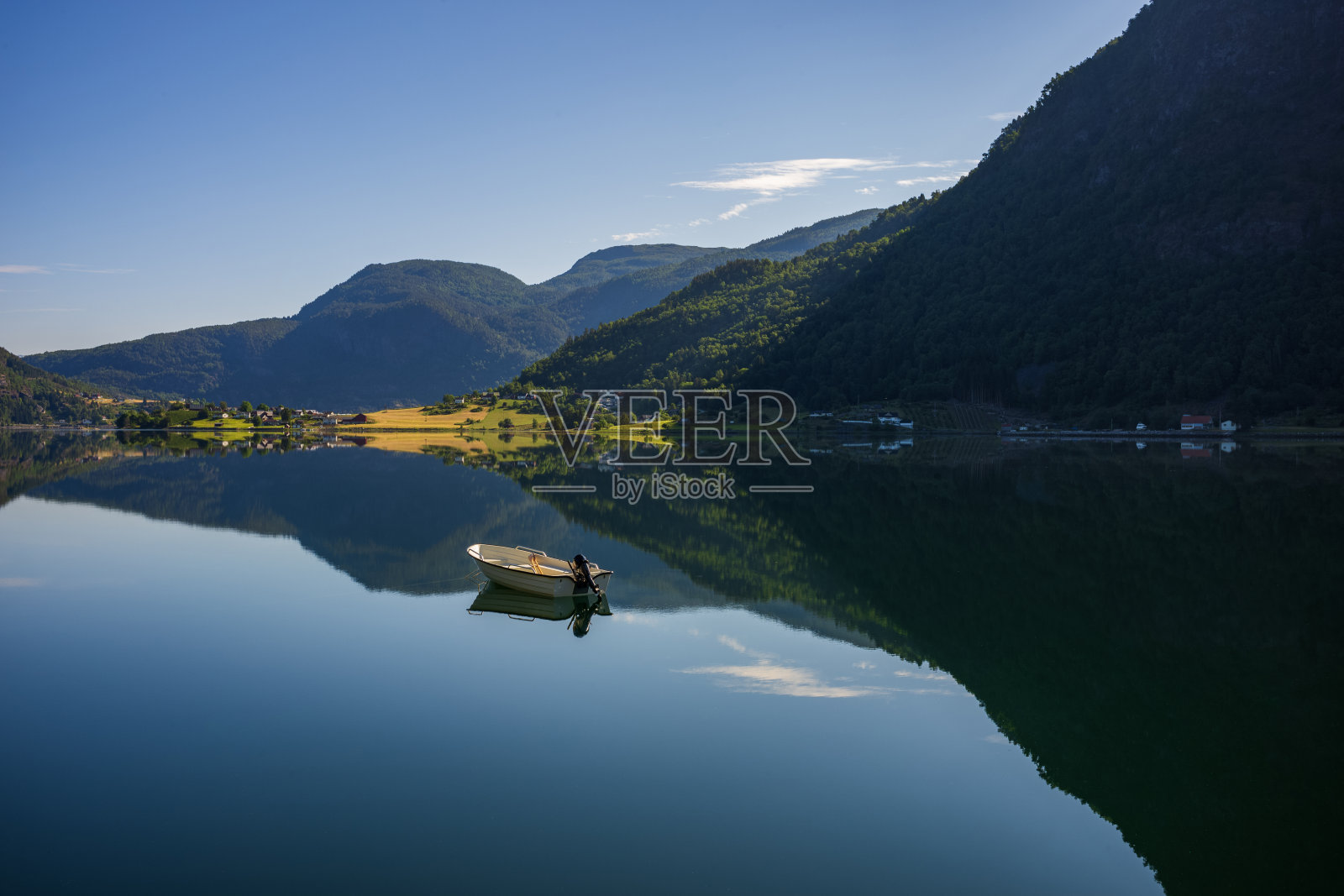 夏日清晨,挪威峡湾的汽艇倒影照片摄影图片