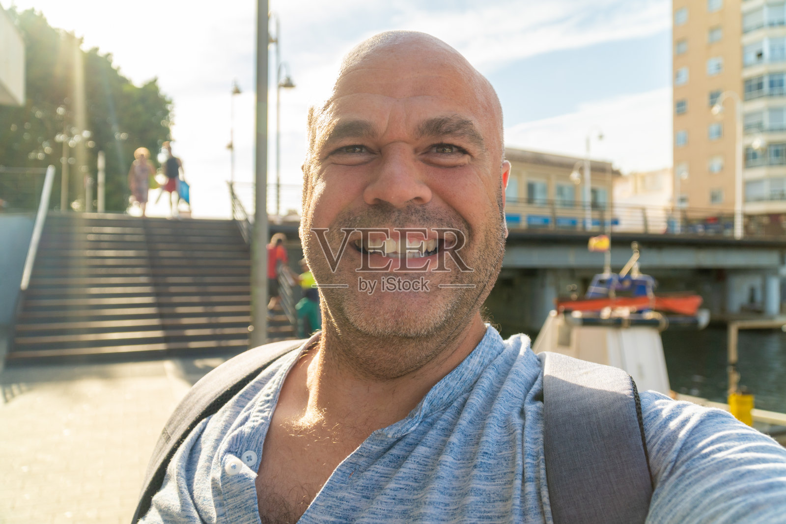 一个面带微笑的男子在街上自拍照片摄影图片