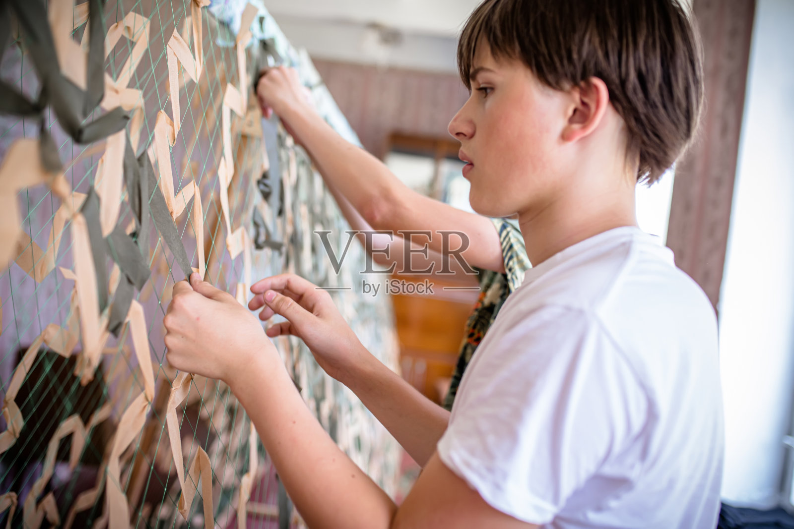 年轻时致力于为乌克兰国防部队生产迷彩网。照片摄影图片
