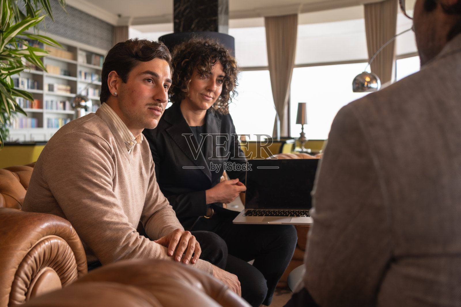 商务人士在酒店开会时仔细聆听照片摄影图片