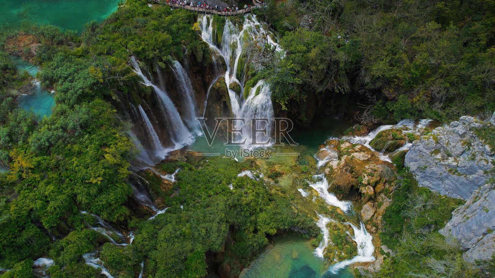 瀑布在绿色的山林,鸟瞰俯视。夏天的风景。著名的地标和旅游景点。照片摄影图片
