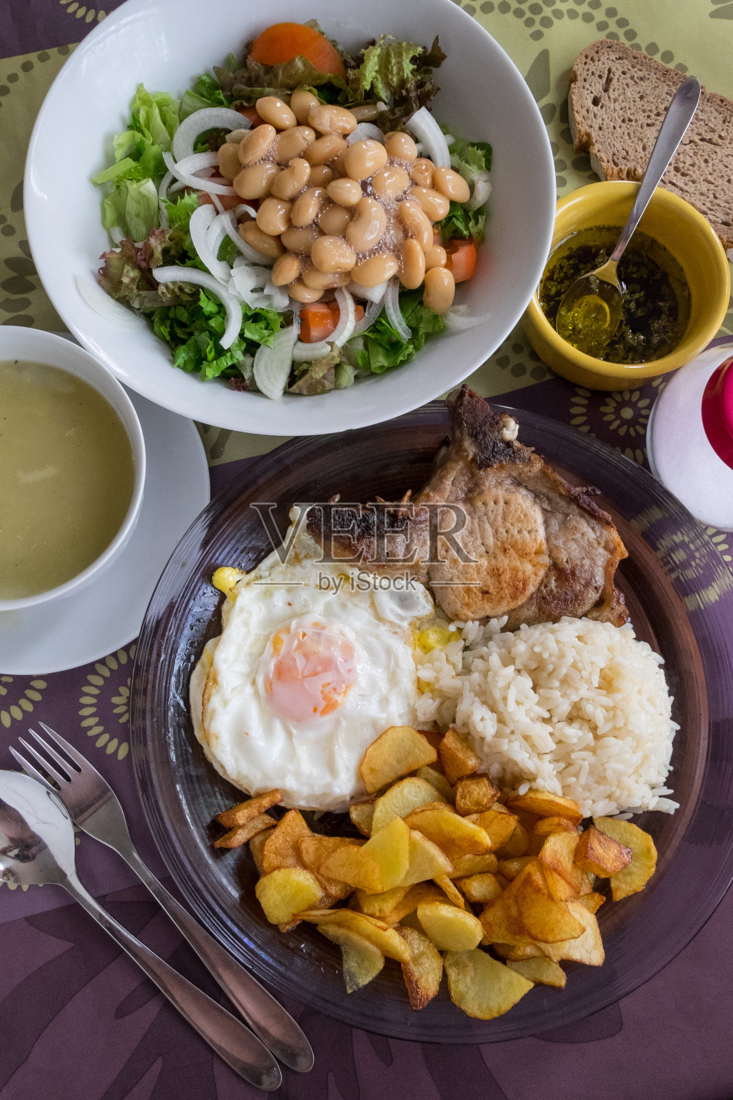 自制食物和沙拉碗照片摄影图片