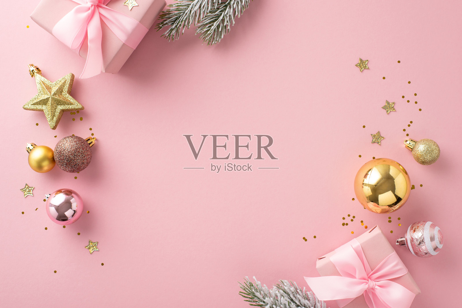 奢华的节日气氛灵感。礼品盒的顶视图装饰着蝴蝶结,令人愉快的树装饰,闪烁的星星,亮片,霜云杉树枝在柔和的粉红色背景为您的文字或广告照片摄影图片