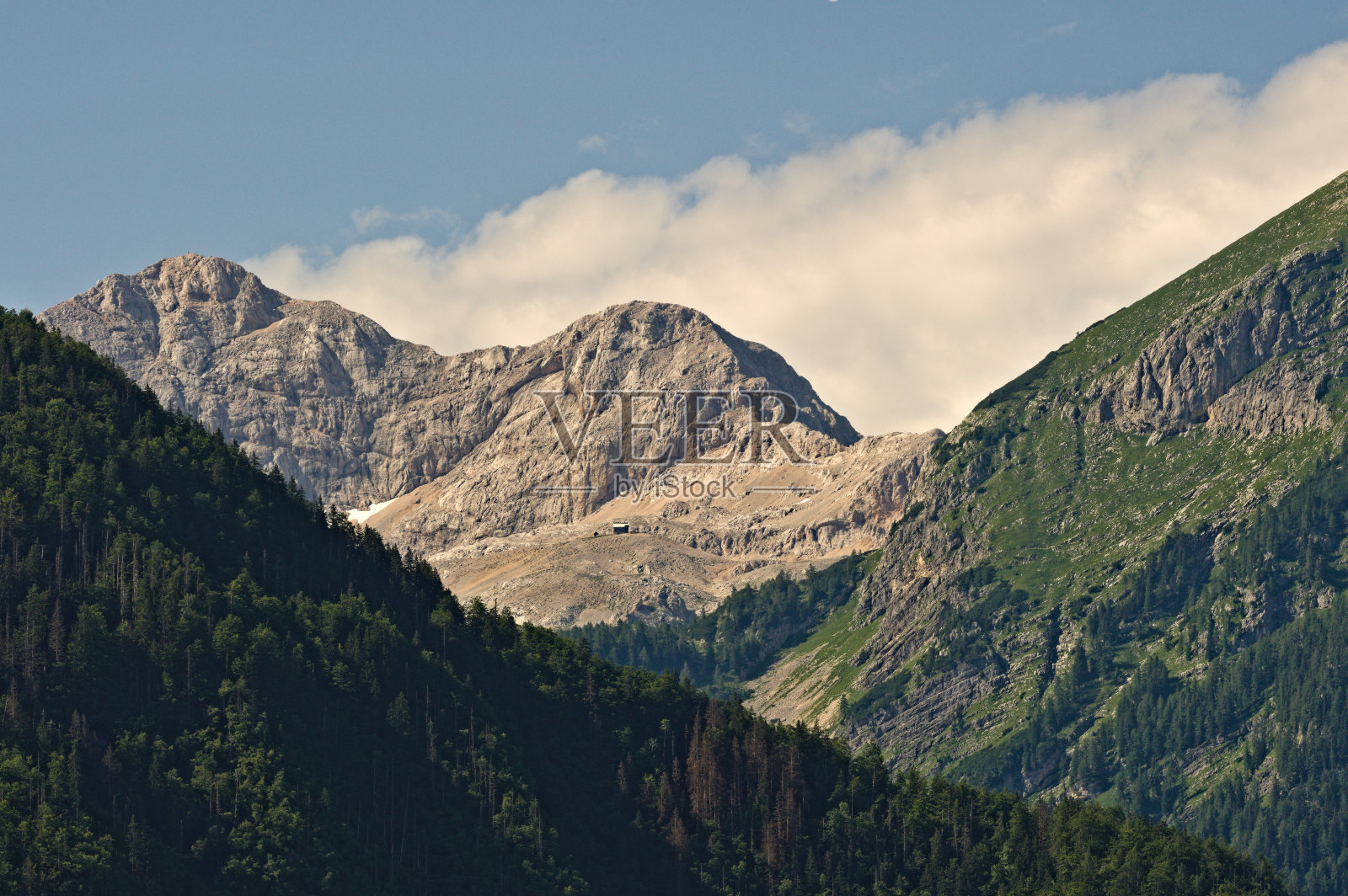 特里格拉夫国家公园的美景令人惊叹。从靠近Bohinj湖的Stara Fuzina俯瞰Triglav山峰和小屋。斯洛文尼亚。照片摄影图片