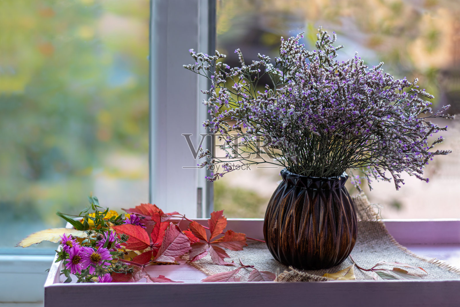 窗户上质朴的花瓶里放着一束柠檬花照片摄影图片