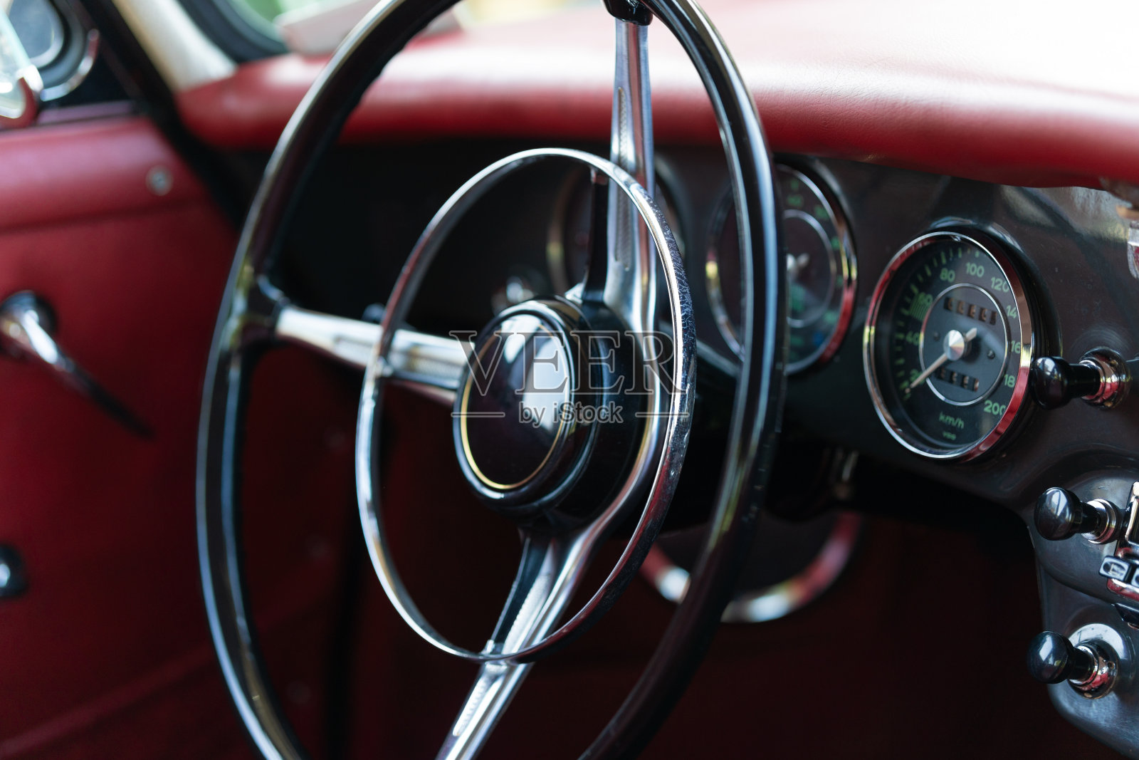 一辆历史悠久的汽车方向盘的内部视图照片摄影图片