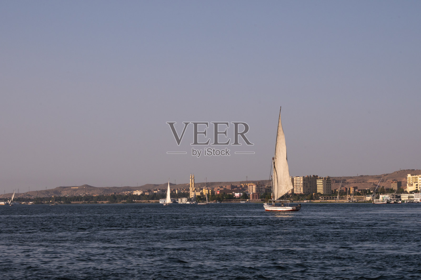 埃及阿斯旺尼罗河上航行的三角帆船景色照片摄影图片