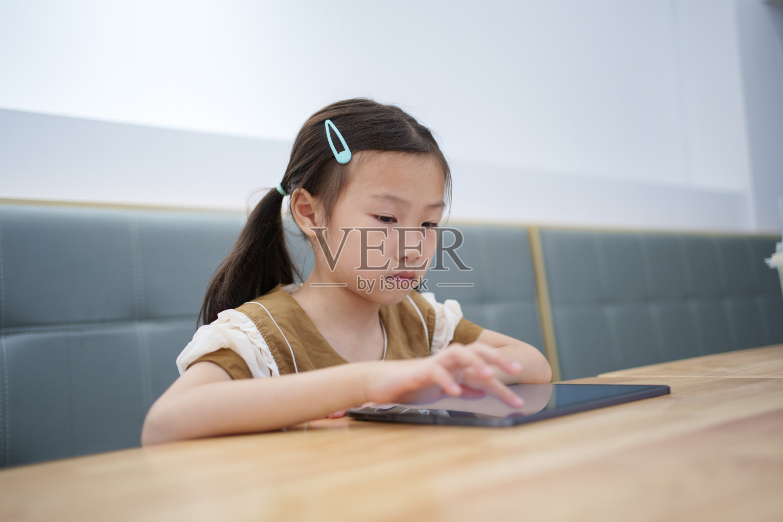 小学生利用互联网学习照片摄影图片