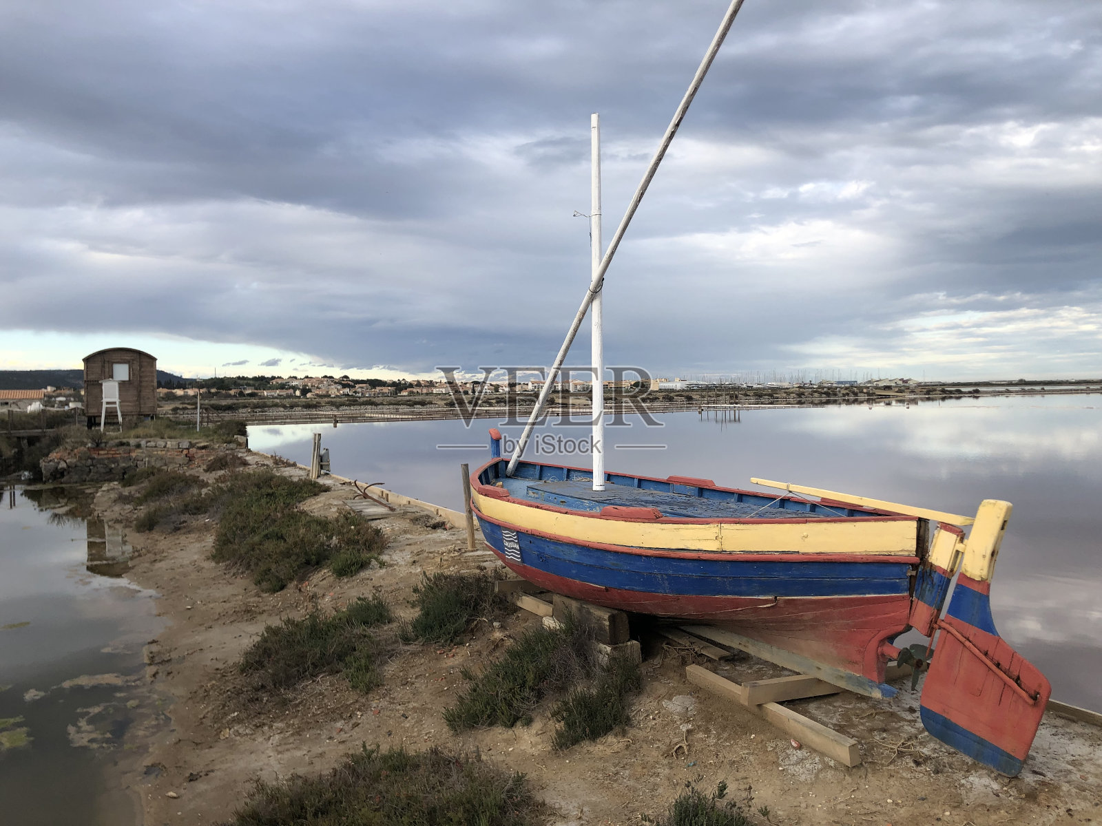 海上的小船照片摄影图片