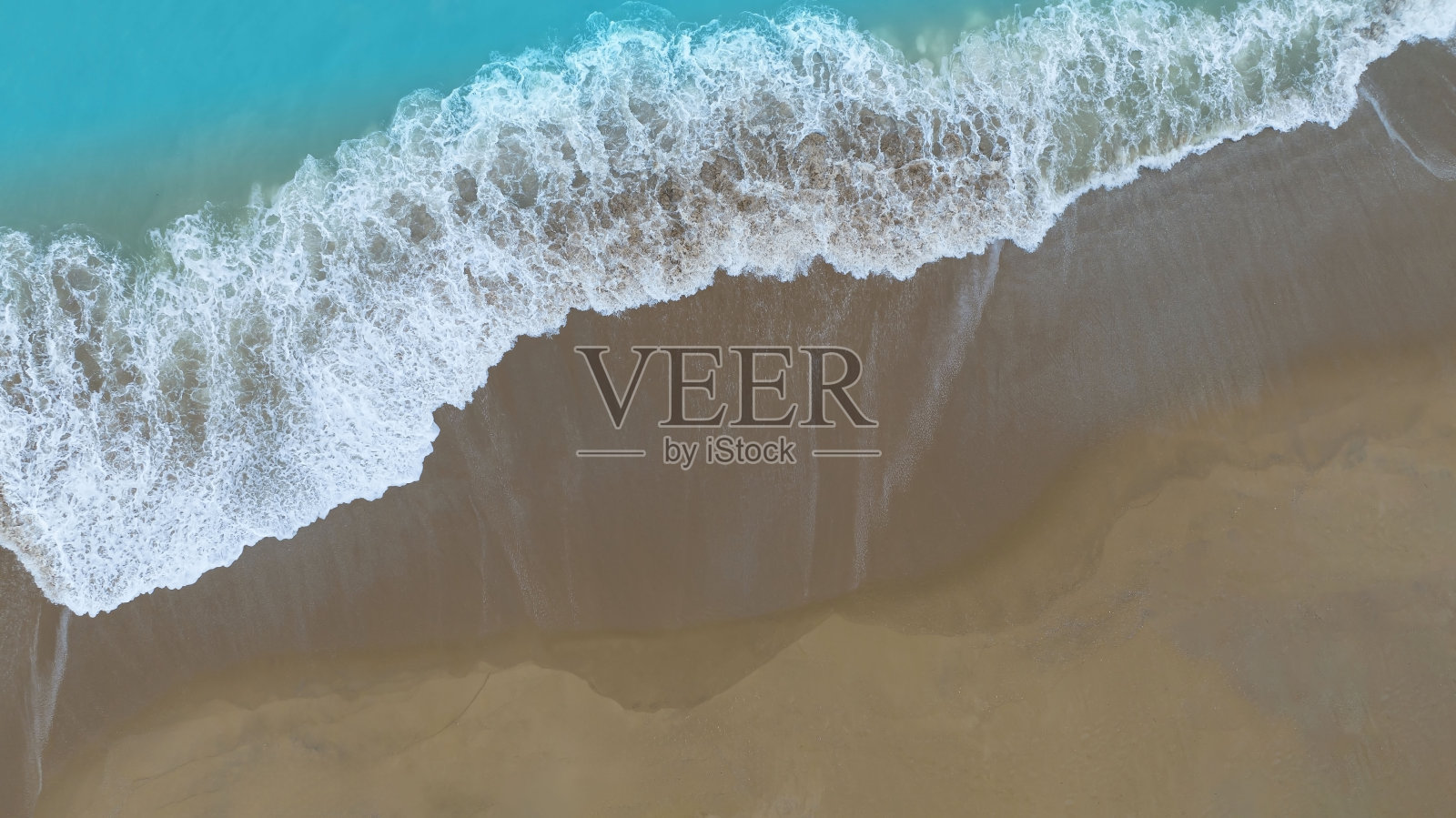 海滩波浪水在热带夏季沙滩与沙滩背景照片摄影图片