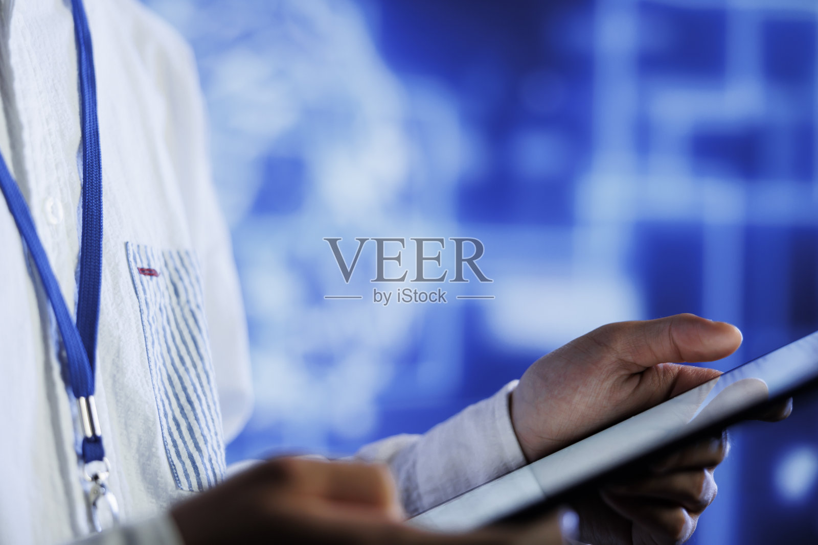 技术支持在笔记本电脑上编写AI代码照片摄影图片