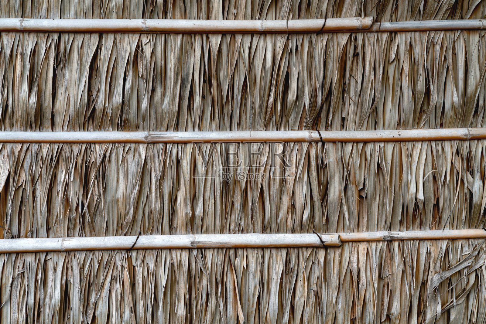 屋顶或墙壁由干燥的棕榈叶图案制成照片摄影图片