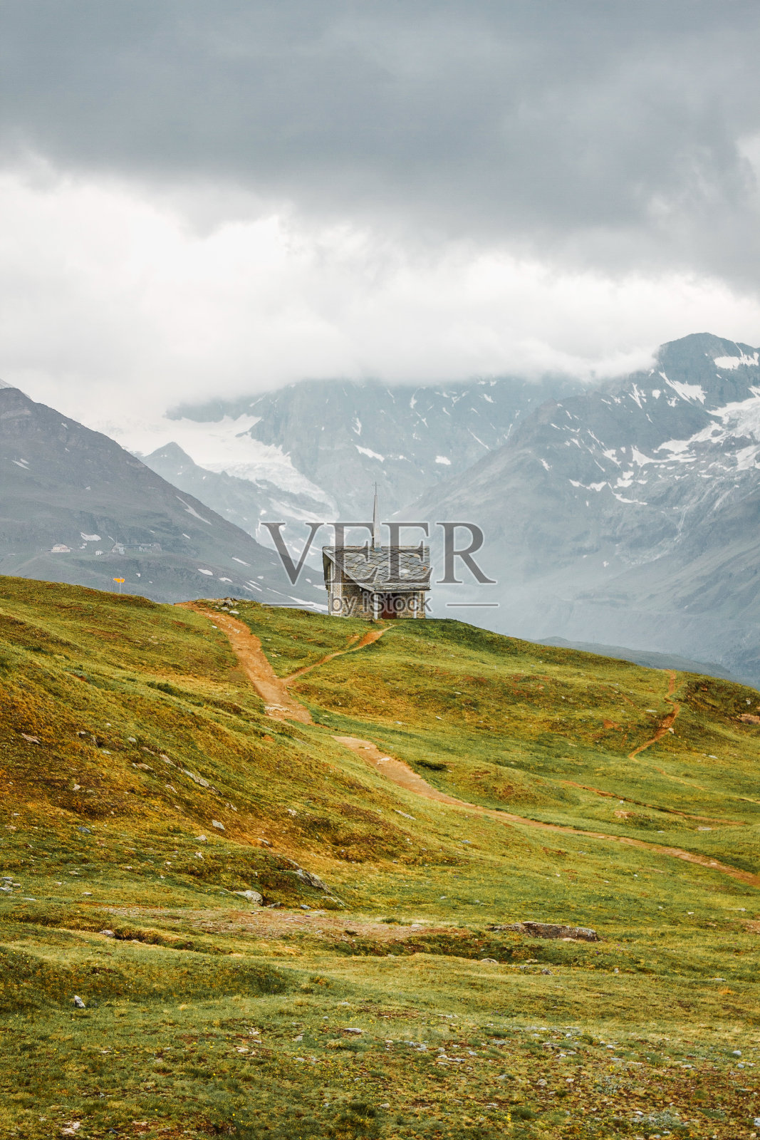 小农舍和瑞士山上的小路,靠近Gornergrat铁路。瑞士策马特。欧洲的夏天。照片摄影图片