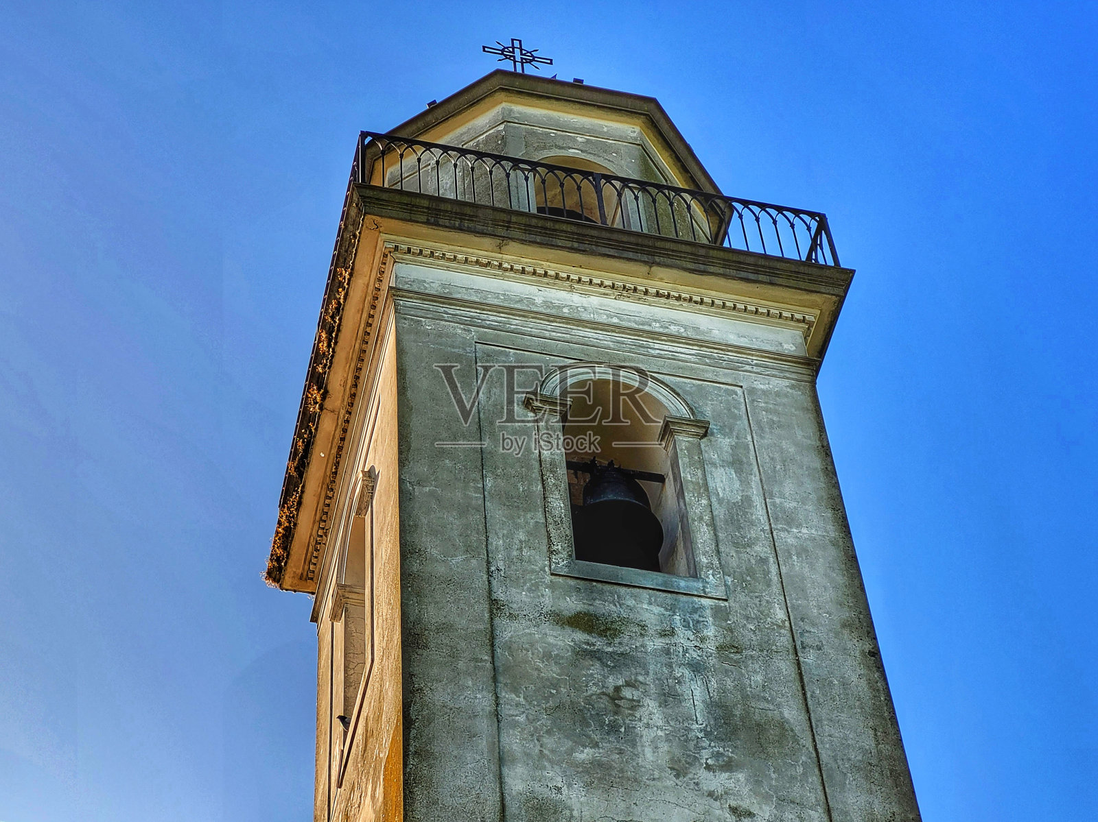 乌拉圭萨克拉门托科洛尼亚历史中心一座老教堂钟楼的细节照片摄影图片