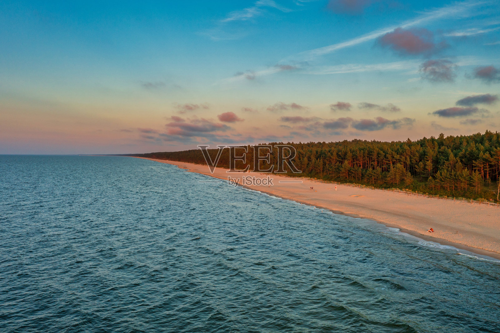 日落时波兰什图托沃的波罗的海海滩照片摄影图片