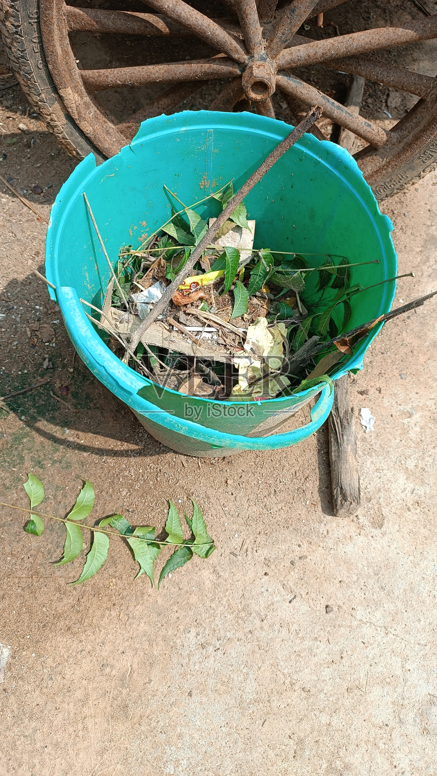 一个破碎的塑料垃圾桶照片摄影图片