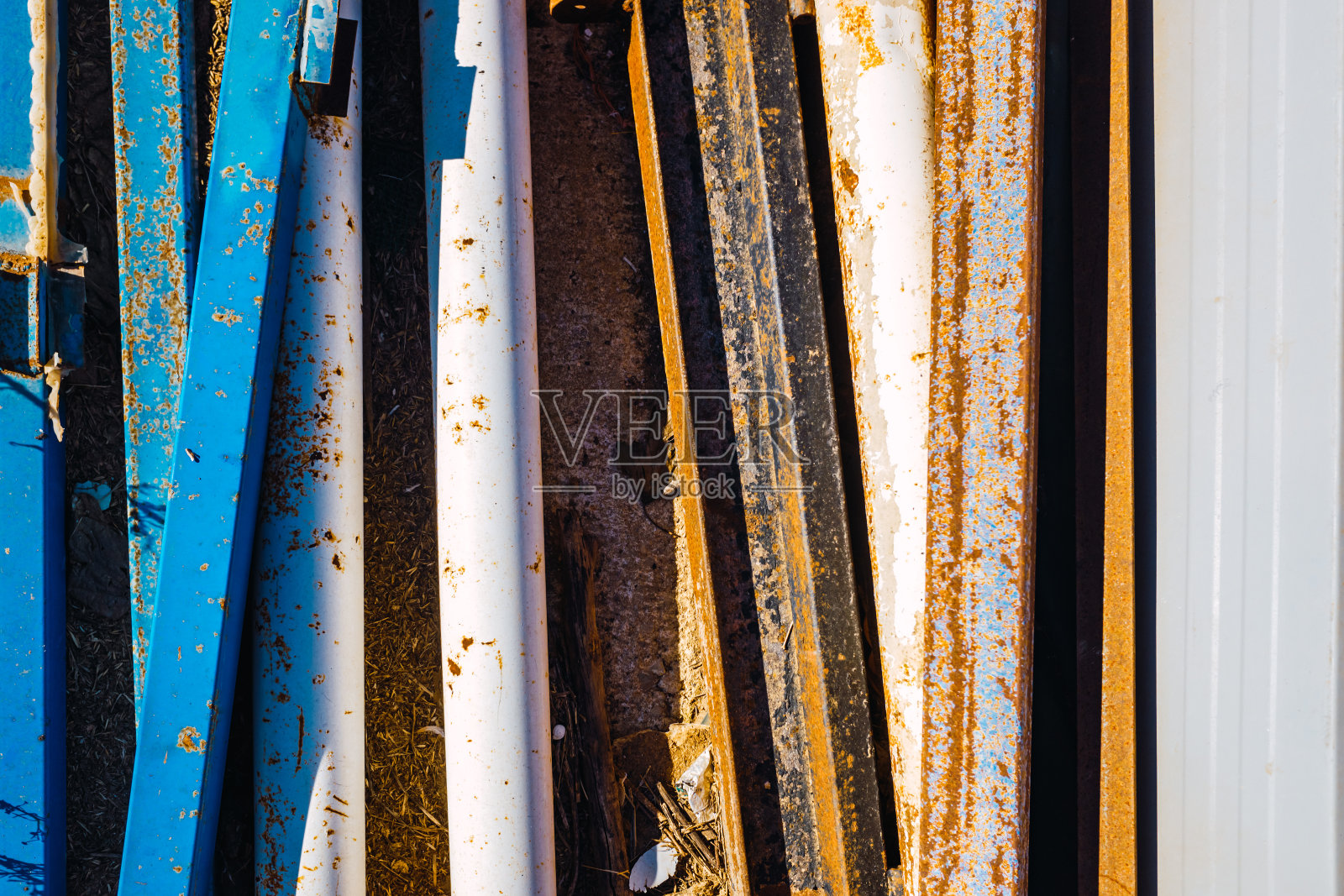建筑材料的残余物旧的生锈的金属梁被遗弃照片摄影图片