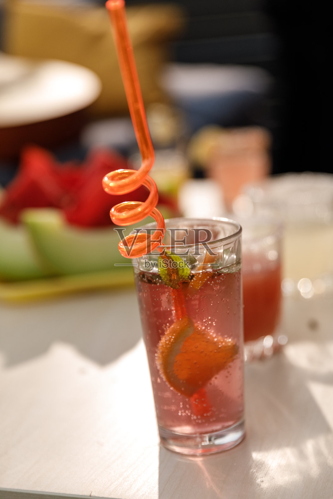 美味的夏日鸡尾酒和清爽的水水果照片摄影图片