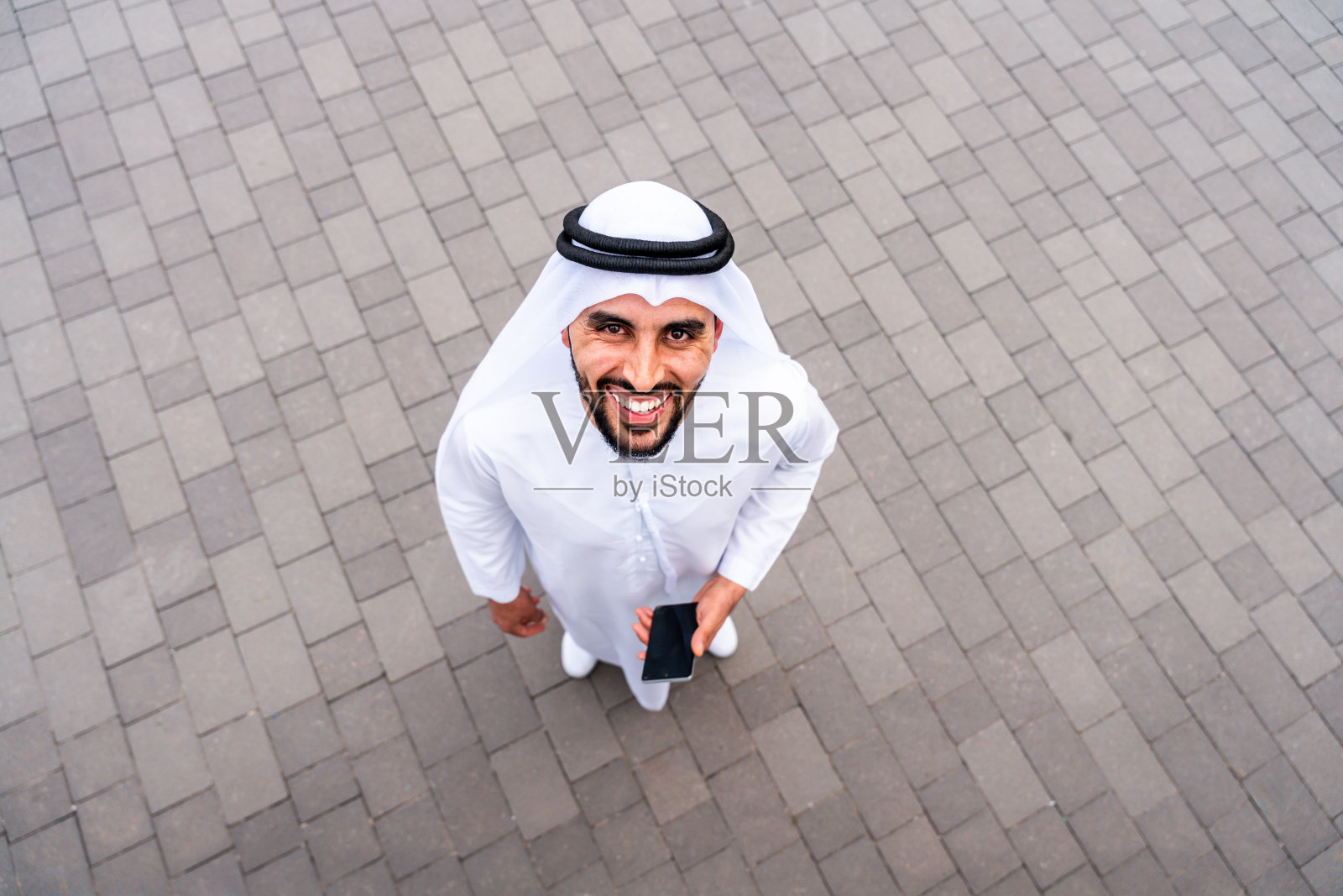 穿着阿联酋传统服饰的阿拉伯中东男子在城市里照片摄影图片
