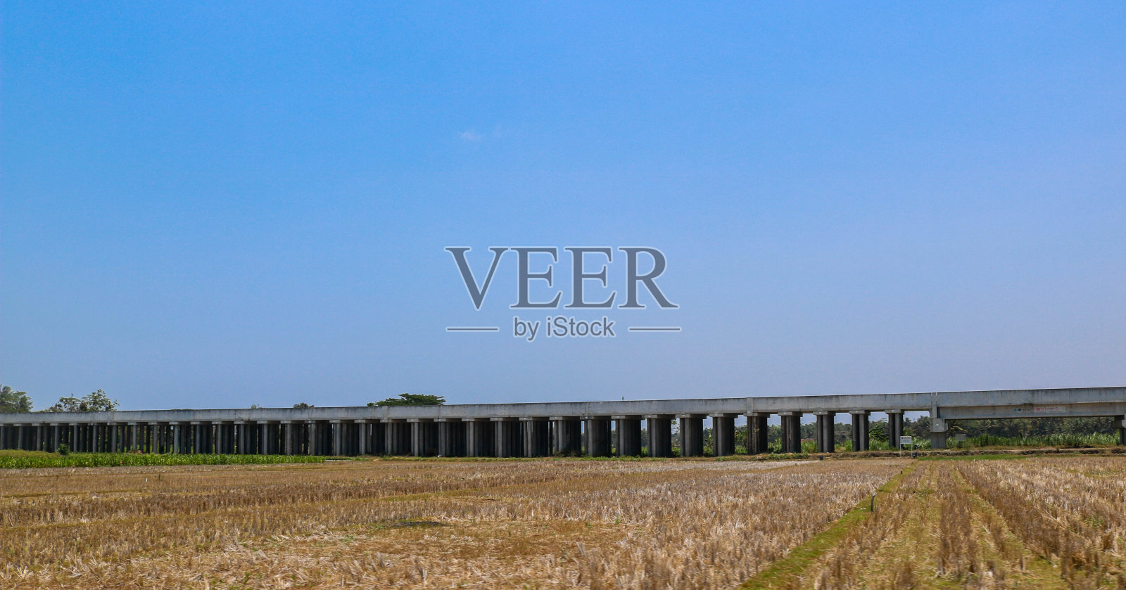 有浮动铁路桥的铁路轨道区域。日惹国际机场的电路桥照片摄影图片