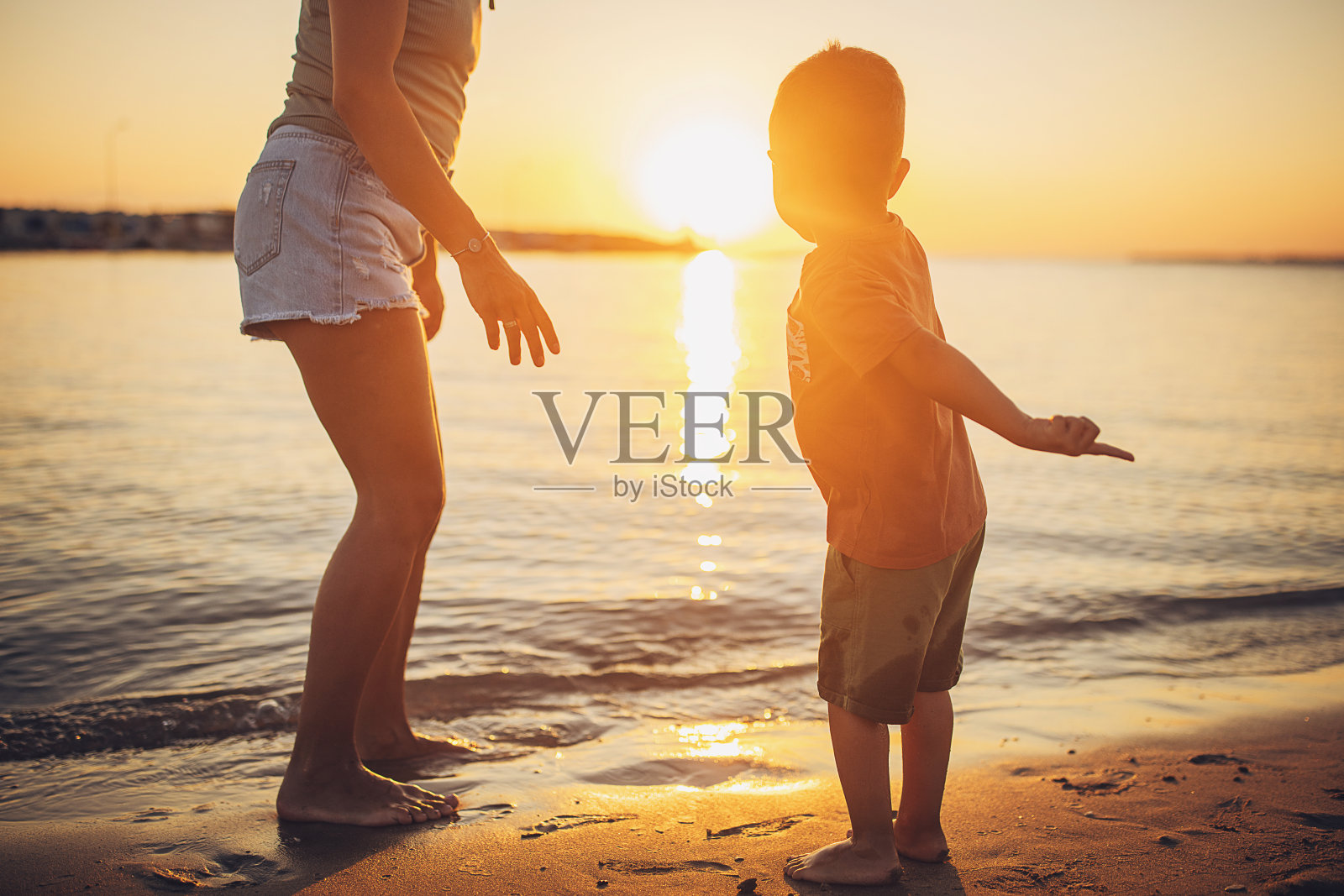 带着儿子度假的女人照片摄影图片