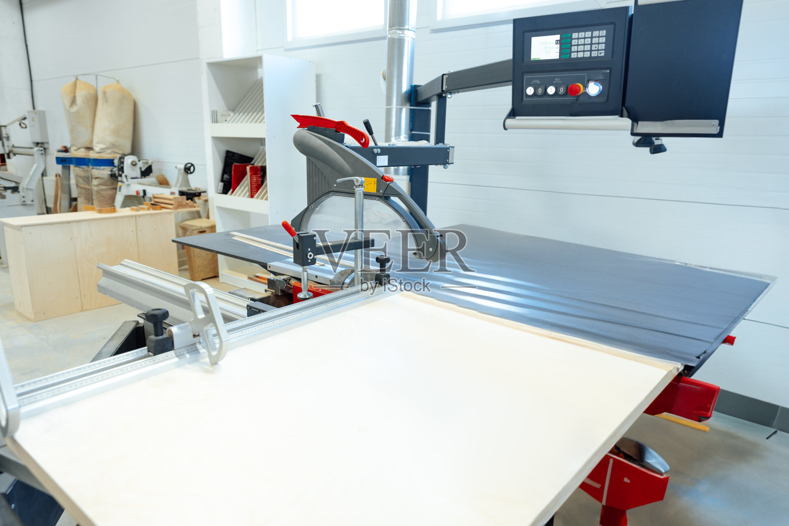 家具制造车间的木工设备照片摄影图片