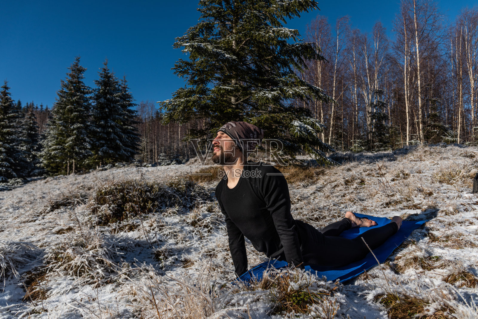 男人在山上练习瑜伽照片摄影图片