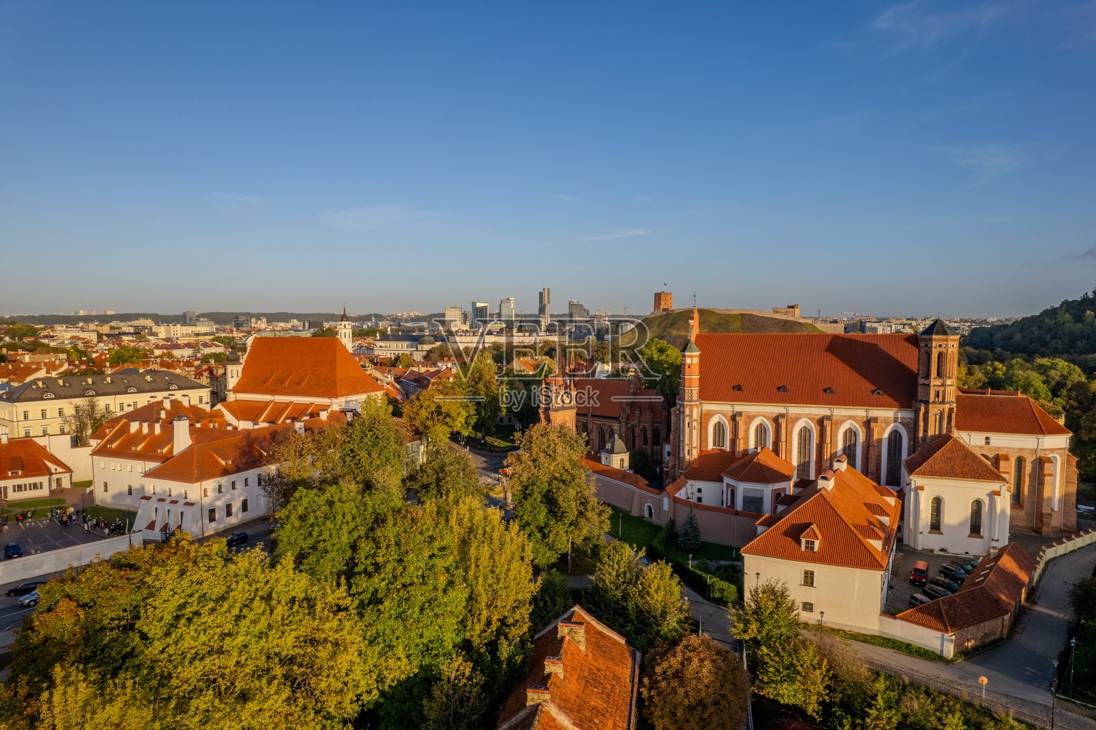 立陶宛维尔纽斯老城区的空中秋景照片摄影图片