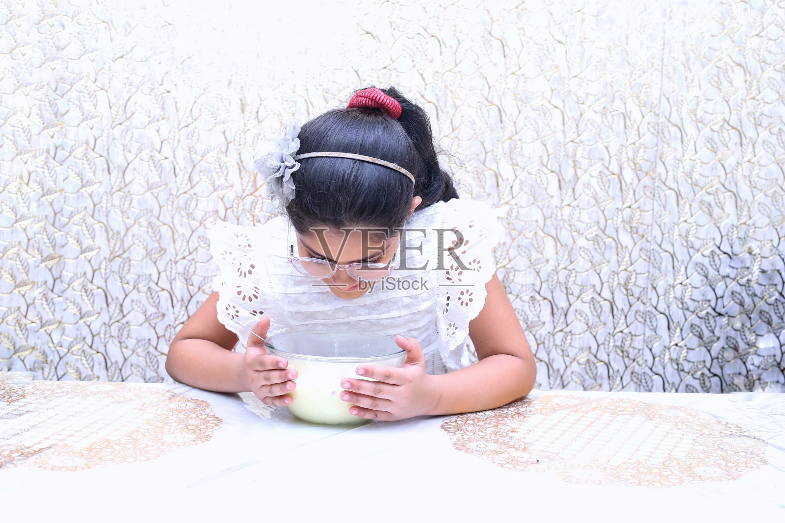 吃时令水果的孩子照片摄影图片