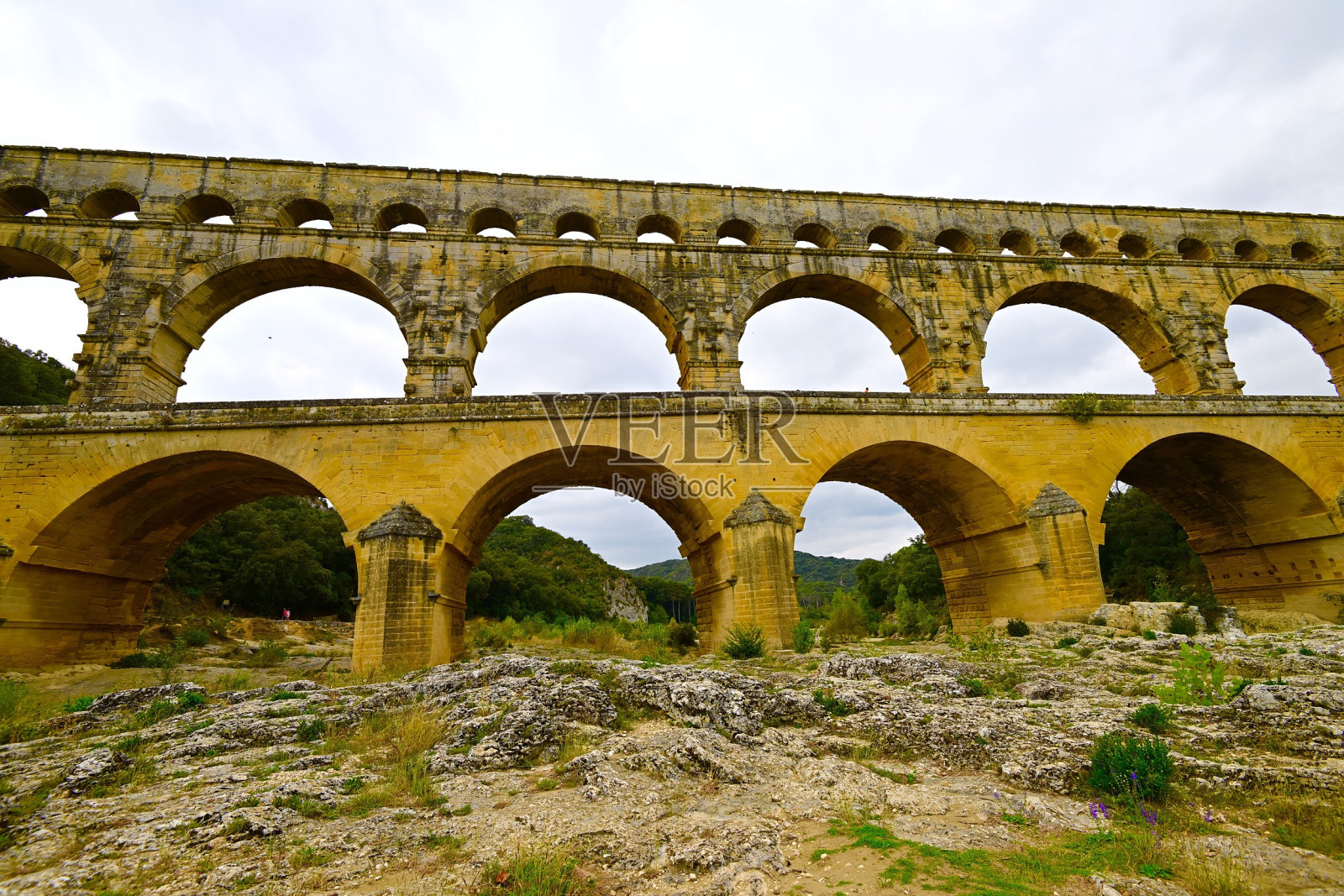 加德桥和花园河照片摄影图片
