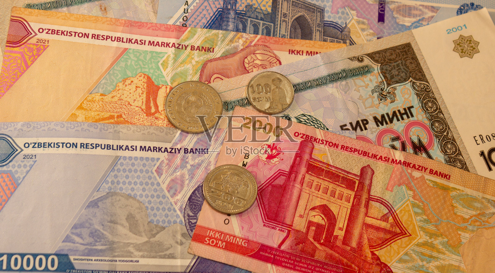 乌兹别克斯坦货币为纸币和硬币照片摄影图片