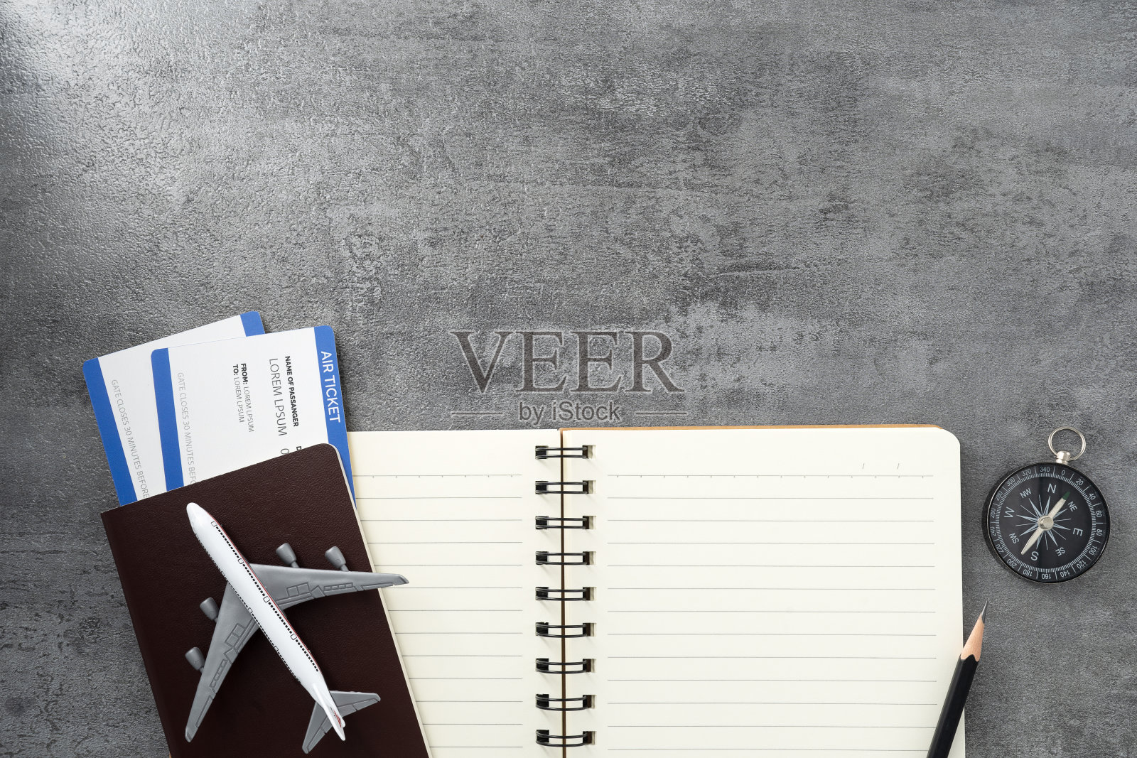 护照与登机牌和笔记本在石头纹理背景。旅游和旅游理念。前视图。平的。照片摄影图片