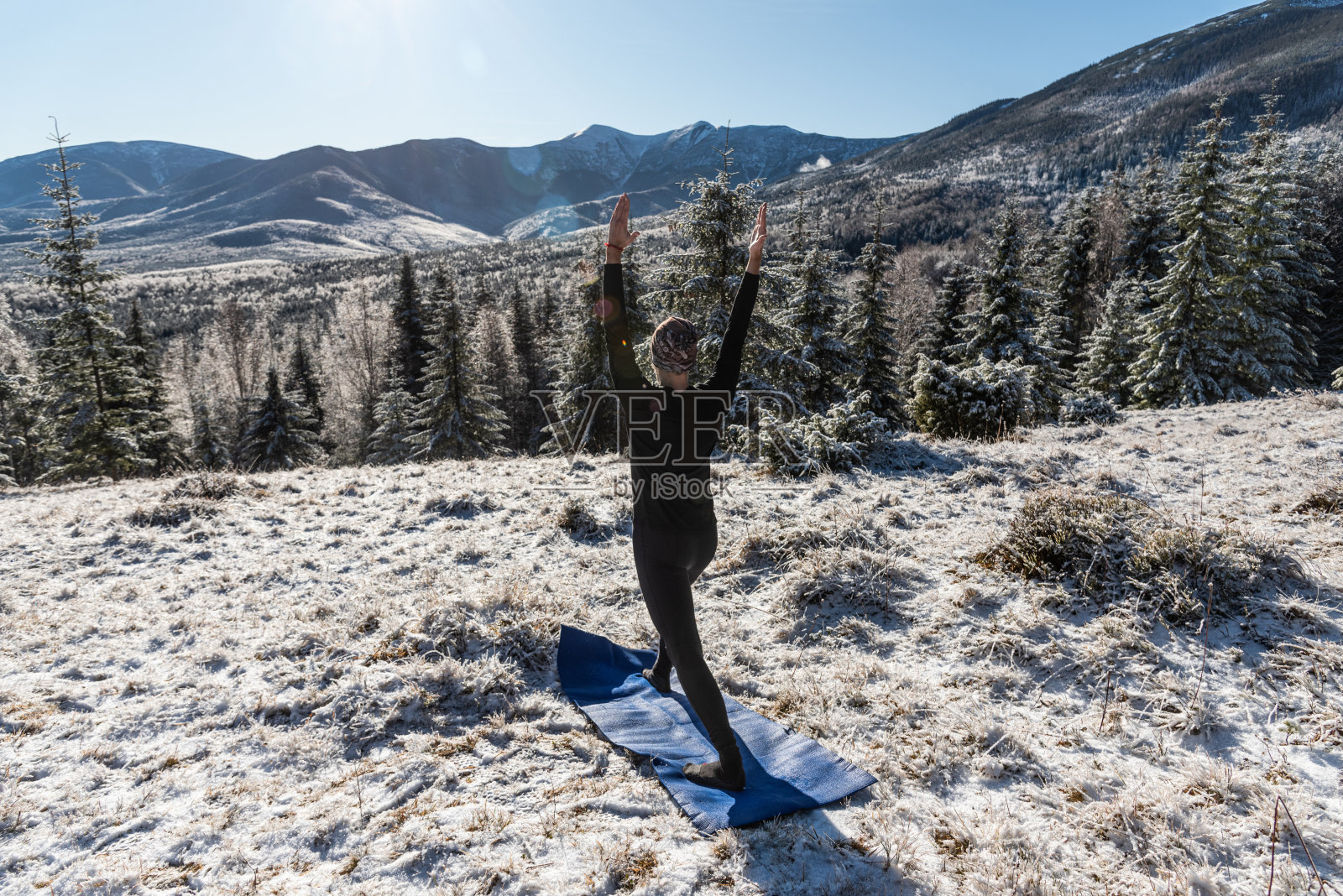 男人在山上练习瑜伽照片摄影图片