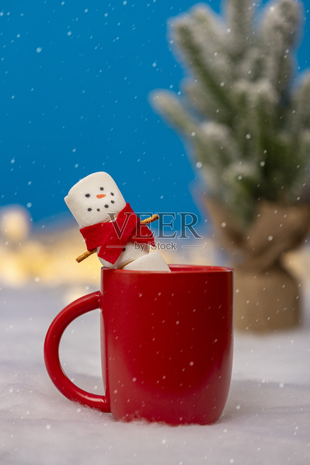 一个棉花糖雪人在热巧克力杯里放松照片摄影图片